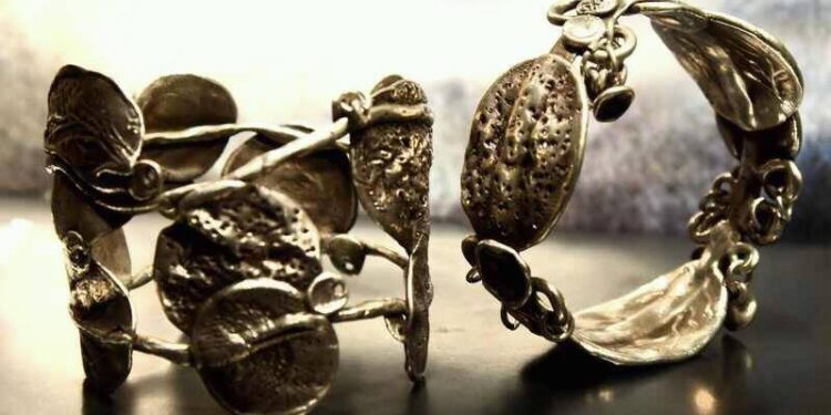 مصممة المجوهرات “سارة عبد العظيم”: “التراث المصري ثري وقابل للتجديد”