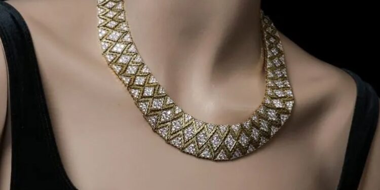 عقد إيطالي من الذهب والماس من تصميم “ماريو بوتشيلاتي” في ستينيات القرن الماضي
