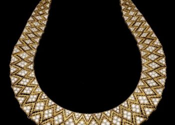 عقد إيطالي من الذهب والماس من تصميم “ماريو بوتشيلاتي” في ستينيات القرن الماضي