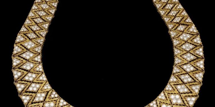 عقد إيطالي من الذهب والماس من تصميم “ماريو بوتشيلاتي” في ستينيات القرن الماضي