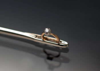 بالفيديو .. شاهد أصغر خاتم ألماس في العالم