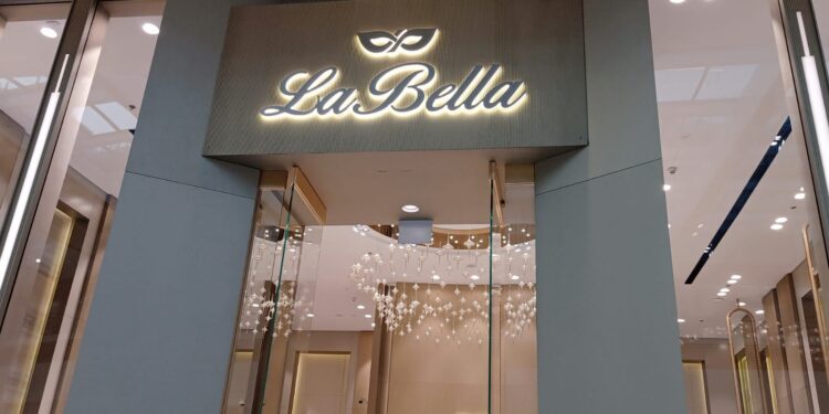 "ذهبي ولابيلا" للذهب والمجوهرات تخطط لافتتاح عدة فروع في أوروبا في 2022 98 “ذهبي ولابيلا” للذهب والمجوهرات تخطط لافتتاح عدة فروع في أوروبا في 2022