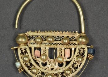 نموذج محاكاة لأقراط المرأة المصرية في فترة العصر الاسلامي