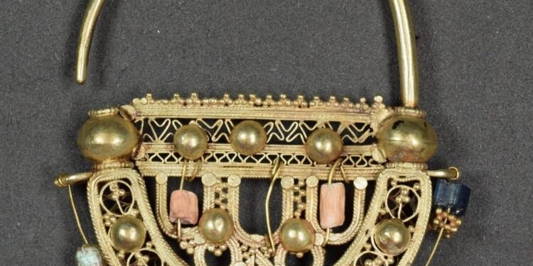 نموذج محاكاة لأقراط المرأة المصرية في فترة العصر الاسلامي