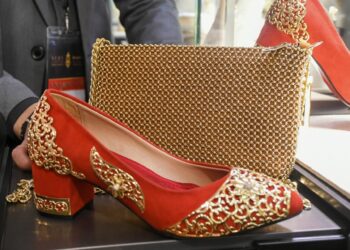 ” ماستر جولد ” تطرح شنطة وحذاء ونظارة شمسية من الذهب عيار 21