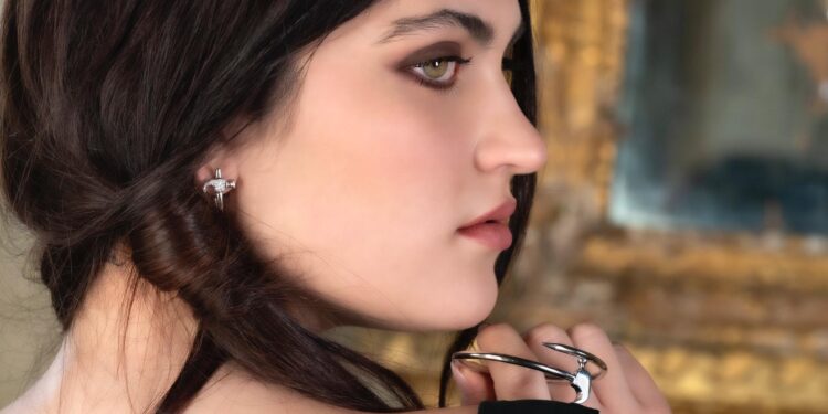 مصممة المجوهرات الكويتية “سرى راشد” تطرح تشكيلة المطرقة ٢٠٢٢