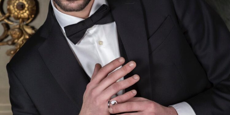 مصممة المجوهرات الكويتية “سرى راشد” تطرح تشكيلة المطرقة ٢٠٢٢