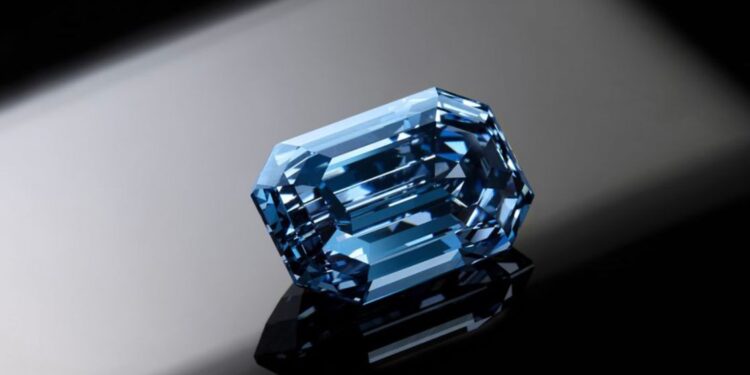 «سوذبيز» تطرح ماسة زرقاء للبيع بالمزاد العلني تقدر قيمتها 48 مليون دولار. 88 «سوذبيز» تطرح ماسة زرقاء للبيع بالمزاد العلني تقدر قيمتها 48 مليون دولار.