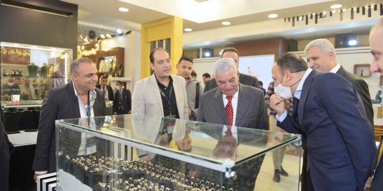 زاهي حواس يزور أجنحة الشركات بمعرض نيبو للذهب والمجوهرات