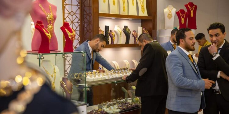 «الحرب» تدفع الذهب للصعود وعيار ٢١ يسجل ٨٥١ جنيهًا 86 «اسواق الذهب» تترقب تداعيات الازمة الروسية الاوكرانية وعيار ٢١ يسجل ٨٢٩ جنيهًا