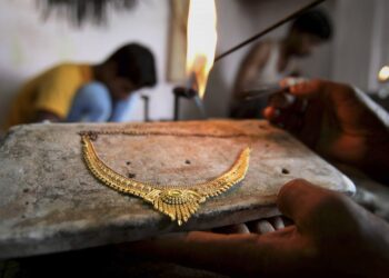 “اللجنة النقابية” تقدم خدمات لـ 3.8 ألف عامل فى سوق الذهب