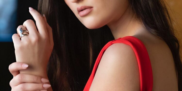 مصممة المجوهرات الكويتية “سرى راشد” تطرح تشكيلة المطرقة ٢٠٢٢