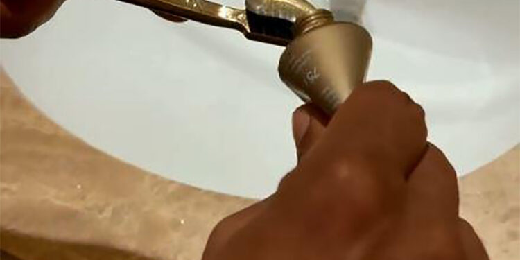 محمد رمضان يغسل أسنانه بمعجون من الذهب عيار 24 86 محمد رمضان يغسل أسنانه بمعجون من الذهب عيار 24