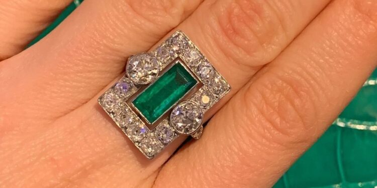 «سوذبيز» تعرض خاتم من الزمرد للبيع تتراوح قيمته بين 2600 و 4000 جنيه إسترليني 88 «سوذبيز» تعرض خاتم من الزمرد للبيع تتراوح قيمته بين 2600 و 4000 جنيه إسترليني