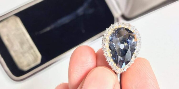 قصة ماسة ... " بلوفارنيزي" توارثتها أربع عائلات ملكية أوربية 87 قصة ماسة … ” بلوفارنيزي” توارثتها أربع عائلات ملكية أوربية