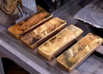 صعود الدولار يسقط الذهب وعيار 21 يسجل 990 جنيها