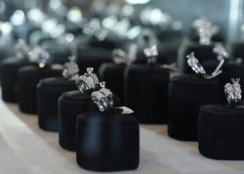 «الوزن واللون والنقاء والقطع» عوامل تحدد أسعار الألماس 