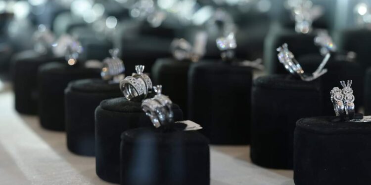 «الوزن واللون والنقاء والقطع» عوامل تحدد أسعار الألماس  88 «الوزن واللون والنقاء والقطع» عوامل تحدد أسعار الألماس