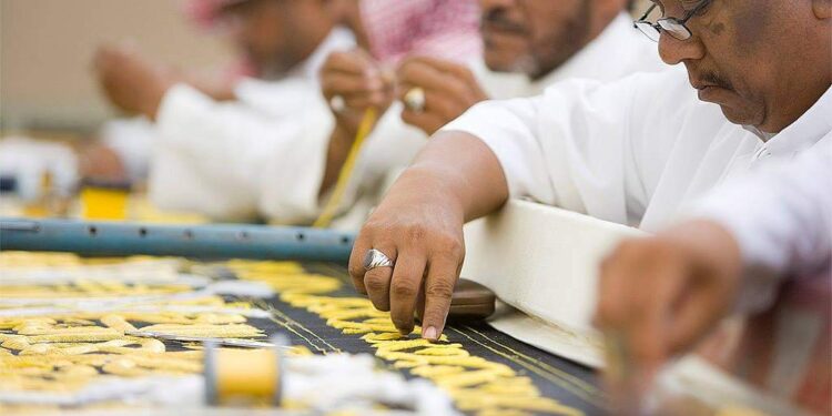 145 كيلو جرام من أسلاك الذهب والفضة لحياكة كسوة الكعبة