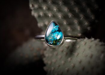 «سارة أسامة» تطرح حُلي من الفراشات والعناصر الطبيعية المحنطة