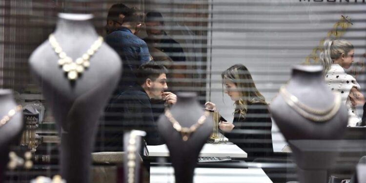 «أي صاغة » : 5جنيهات تراجعاً في أسعار الذهب بالأسواق المحلية 88 «أي صاغة » : 5جنيهات تراجعاً في أسعار الذهب بالأسواق المحلية