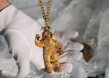 «ابن فرعون» مزاد لبيع مجوهرات «فاريل ويليامز» الماسية