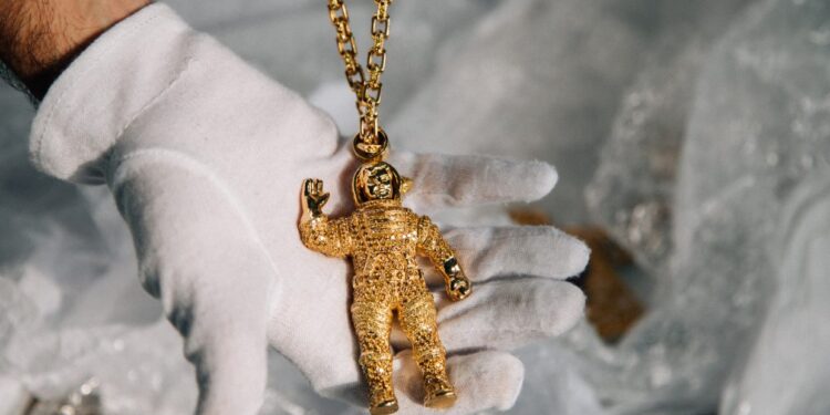 «ابن فرعون» مزاد لبيع مجوهرات «فاريل ويليامز» الماسية 120 «ابن فرعون» مزاد لبيع مجوهرات «فاريل ويليامز» الماسية