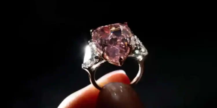بيع الماسة Fortune Pink مقابل 28.5 مليون دولار في مزاد كريستيز