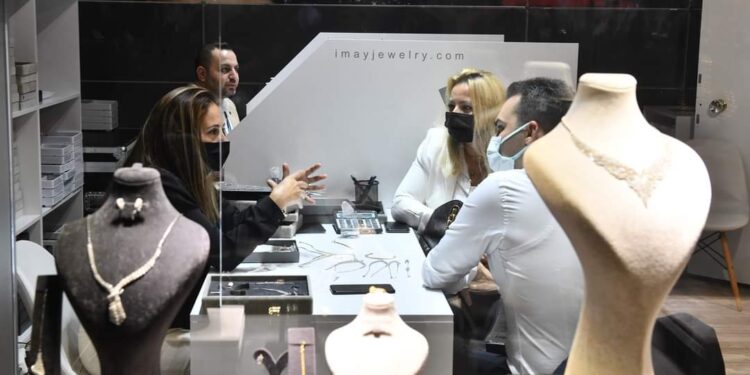 تكدس الذهب بالبنوك المركزية..دول العالم تتحرك للتخلي عن الدولار الأمريكي 88 تكدس الذهب بالبنوك المركزية..دول العالم تتحرك للتخلي عن الدولار الأمريكي