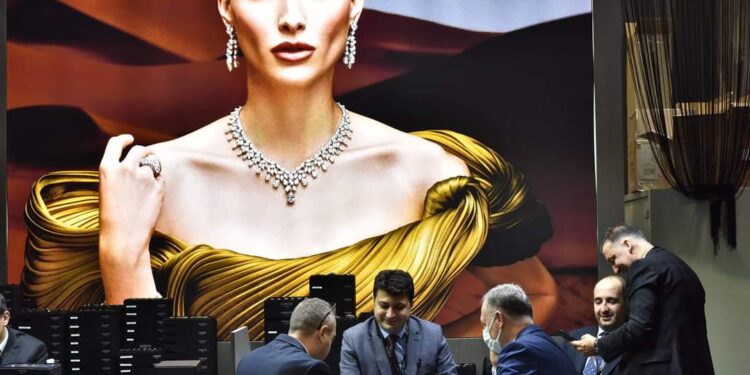 %1.7 تراجعاً في أسعار الذهب بالسوق المحلي خلال أسبوع 87 159 جنيهاً ارتفاعاً في أسعار الذهب خلال أسبوع