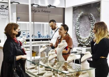 البنوك تقيد الانفاق الدولي من بطاقات الائتمان والخصم الفوري لتجار الذهب 90 «أي صاغة »: 2.3% ارتفاعًا في أسعار الذهب بالأسواق العالمية خلال أسبوع