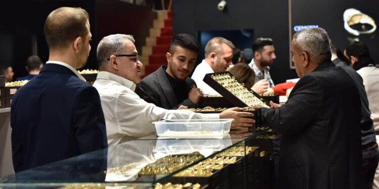 «أي صاغة » : السياسة النقدية المتشددة للفيدرالي الأمريكي تدفع الذهب للتراجع