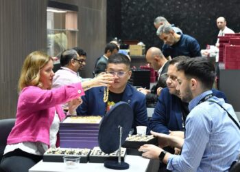 الذهب يعادل رقمه السابق ويسجل 1300 جنيه