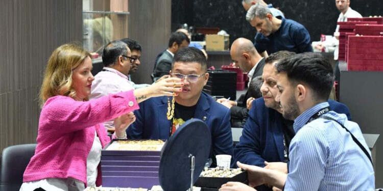 الذهب يعادل رقمه السابق ويسجل 1300 جنيه