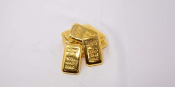 آي صاغة»: تراجع الذهب محليًا وعالميًا بضغط الدولار وتقلص رهانات خفض الفائدة الأمريكية 1 رئيس شعبة الذهب: الزيادة في أسعار الذهب..زيادة وهمية