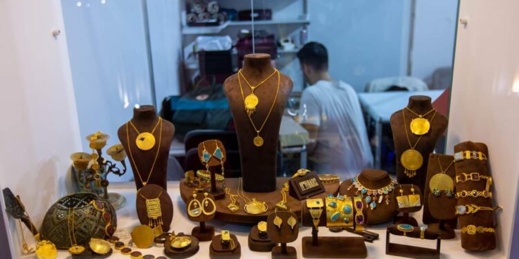ارتفاع أسعار الذهب بالأسواق العالمية والأوقية تسجل 1835 دولارًا 87 الجمارك : 24% رسوم علي الذهب الموجود مع المواطنين القادمين من الخارج
