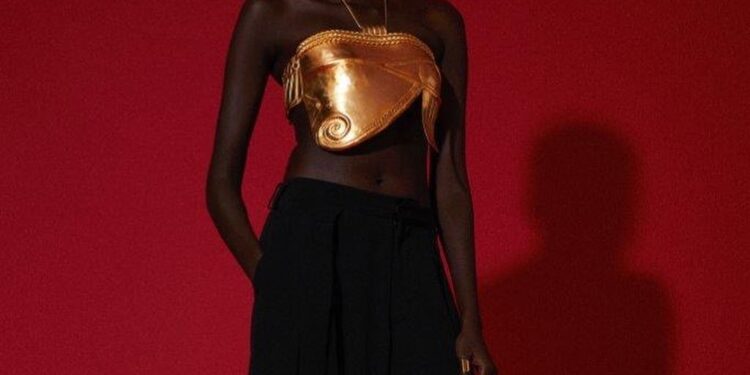 «عزة فهمي» تتعاون مع «بالمان» لتصميم «بوستييه» من التراث المصري القديم