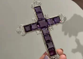 «كيم كارداشيان» تشتري قلادة عطا الله بقيمة 202 ألف دولار