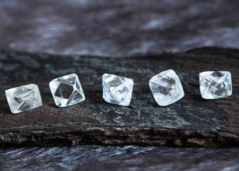 “الماس يفعل الخير” توزع 300 ألف دولار منحة على مجتمعات الألماس الطبيعي