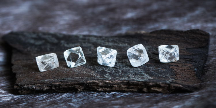 “الماس يفعل الخير” توزع 300 ألف دولار منحة على مجتمعات الألماس الطبيعي