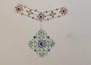 «في الكتب القديمة».. فنان يعثر على تصميمات مجوهرات تعود لعام 1911م