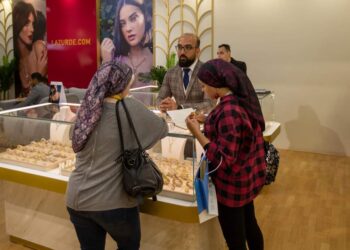 ضبابية المشهد وترقب الأسواق لكلمة رئيس الفيدرالي الأمريكي تدفع الذهب للصعود