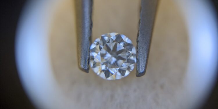 تقنية جديدة تتيح الحفر والكتابة على الألماس بالليزر