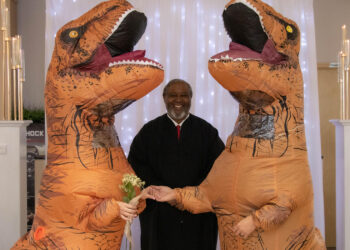 جواهرجي يدعو عملائه لإقامة مراسم الزواج في متجره