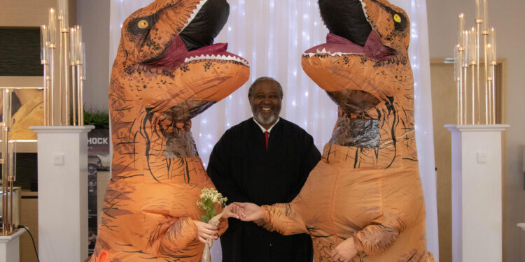 جواهرجي يدعو عملائه لإقامة مراسم الزواج في متجره 88 جواهرجي يدعو عملائه لإقامة مراسم الزواج في متجره