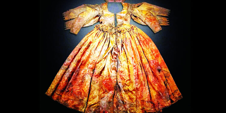 متحف يعرض فستانين من الحرير والفضة من حطام Palmwood