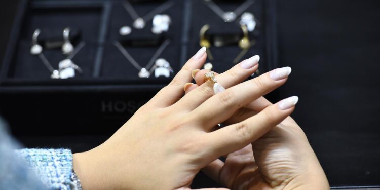 «كيرمينا» تشارك للمرة الثانية في معرض اسطنبول الدولي للمجوهرات 89 «كيرمينا» تشارك للمرة الثانية في معرض اسطنبول الدولي للمجوهرات