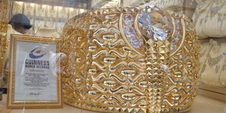 ” نجمة طيبة” .. عرض أكبر خاتم من الذهب في معرض الشرق الأوسط للساعات والمجوهرات