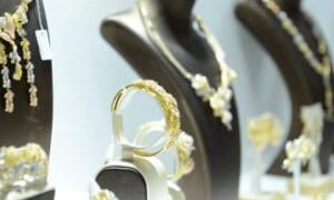 آي صاغة» : الذهب يصعد محليًا وعالميًا مع ترقّب محضر الفيدرالي وتنامي القلق من تباطؤ سوق العمل الأمريكي 7 %1.9 ارتفاعاً في أسعار الذهب بالسوق المحلي خلال أسبوع