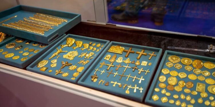 تراجع الدولار يدفع الذهب للصعود